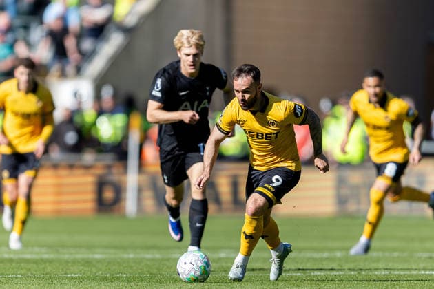 Wolverhampton Wanderers v Tottenham Hotspur, Premier League Wolverhampton Wanderers forward Adam Armstrong (9)ru with ball during the Premier League match between Wolverhampton Wanderers and Tottenham Hotspur at Molineux, Wolverhampton, UK on 25 April 2026. Wolverhampton Molineux West Midlands UK Editorial use only DataCo restrictions apply See www.football-dataco.com , Copyright: xManjitxNarotrax PSI-24154-0152