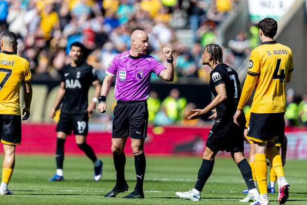Wolverhampton Wanderers v Tottenham Hotspur, Premier League Tottenham Hotspur midfielder Xavi Simons (7) speaks to referee anthony taylor during the Premier League match between Wolverhampton Wanderers and Tottenham Hotspur at Molineux, Wolverhampton, UK on 25 April 2026. Wolverhampton Molineux West Midlands UK Editorial use only DataCo restrictions apply See www.football-dataco.com , Copyright: xManjitxNarotrax PSI-24154-0131