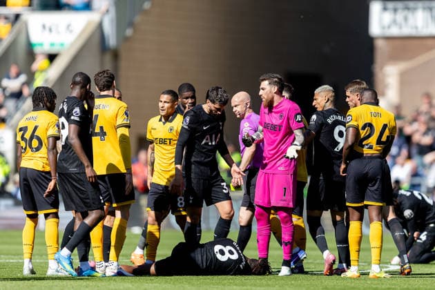 Wolverhampton Wanderers v Tottenham Hotspur, Premier League Players discuss foul t Tottenham Hotspur midfielder Yves Bissouma (8) during the Premier League match between Wolverhampton Wanderers and Tottenham Hotspur at Molineux, Wolverhampton, UK on 25 April 2026. Wolverhampton Molineux West Midlands UK Editorial use only DataCo restrictions apply See www.football-dataco.com , Copyright: xManjitxNarotrax PSI-24154-0145