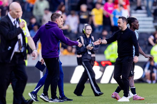 Wolverhampton Wanderers v Tottenham Hotspur, Premier League Tottenham Hotspur Head Coach Roberto De Zerbi shakes hands with Wolverhampton Wanderers Head Coach Rob Edwards after during the Premier League match between Wolverhampton Wanderers and Tottenham Hotspur at Molineux, Wolverhampton, UK on 25 April 2026. Wolverhampton Molineux West Midlands UK Editorial use only DataCo restrictions apply See www.football-dataco.com , Copyright: xManjitxNarotrax PSI-24154-0188