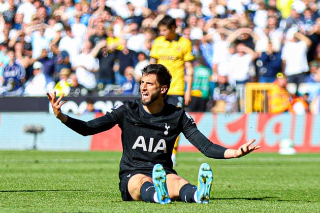 WOLVERHAMPTON, ENGLAND - April 25: Rodrigo Bentancur of Tottenham protests to the referee during the Premier League football match between Wolverhampton Wanderers and Tottenham Hotspur at Molineux stadium on April 25, 2026 in Wolverhampton, England. Copyright: xNataliexMincher SPPx Sportspressphoto_SPR136187