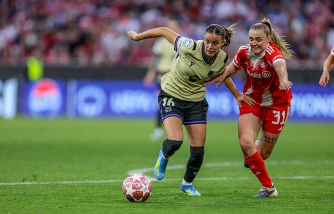 GER, Munich, Bayern Munich vs FC Barcelona, WomenÂs Champions League, Football, UEFA, Season 2025 2026, Allianz Arena, Semi-final, First leg in picture f l Clara Serrajordi FC Barcelona 16 , Georgia Stanway Bayern Munich 31 , Duel DFB DFL REGULATIONS PROHIBIT ANY USE OF PHOTOGRAPHS AS IMAGE SEQUENCES AND OR QUASI VIDEO, 25 04 2026 Copyright: HMBxMedia HendrikxHamelau