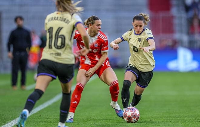 GER, Munich, Bayern Munich vs FC Barcelona, WomenÂs Champions League, Football, UEFA, Season 2025 2026, Allianz Arena, Semi-final, First leg in picture f l Klara Bühl Bayern Munich 17 , Ona Batlle FC Barcelona 22 DFB DFL REGULATIONS PROHIBIT ANY USE OF PHOTOGRAPHS AS IMAGE SEQUENCES AND OR QUASI VIDEO, 25 04 2026 Copyright: HMBxMedia HendrikxHamelau