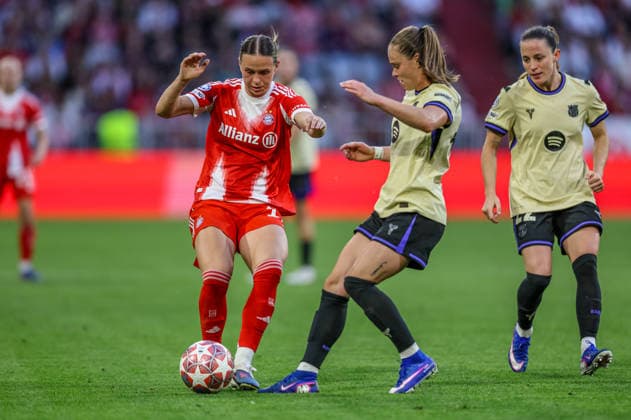 GER, Munich, Bayern Munich vs FC Barcelona, WomenÂs Champions League, Football, UEFA, Season 2025 2026, Allianz Arena, Semi-final, First leg in the picture from l Klara Bühl Bayern Munich 17 , Ewa Pajor FC Barcelona 17 DFB DFL REGULATIONS PROHIBIT ANY USE OF PHOTOGRAPHS AS IMAGE SEQUENCES AND OR QUASI VIDEO, 25 04 2026 Copyright: HMBxMedia HendrikxHamelau