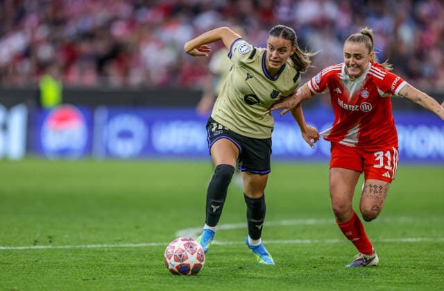 GER, Munich, Bayern Munich vs FC Barcelona, WomenÂs Champions League, Football, UEFA, Season 2025 2026, Allianz Arena, Semi-final, First leg in picture f l Clara Serrajordi FC Barcelona 16 , Georgia Stanway Bayern Munich 31 , Duel DFB DFL REGULATIONS PROHIBIT ANY USE OF PHOTOGRAPHS AS IMAGE SEQUENCES AND OR QUASI VIDEO, 25 04 2026 Copyright: HMBxMedia HendrikxHamelau