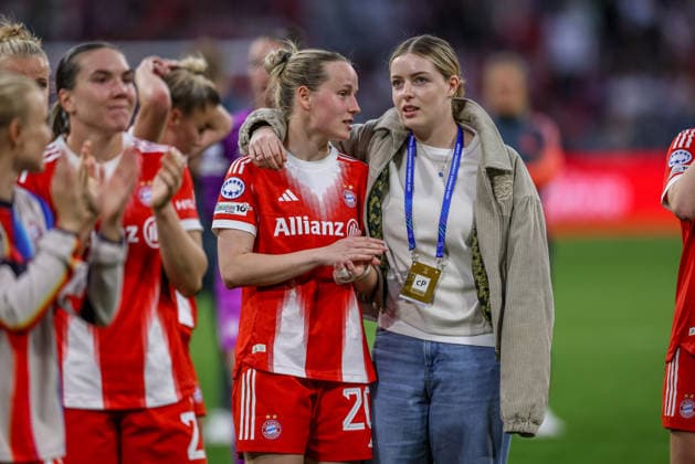 GER, Munich, Bayern Munich vs FC Barcelona, WomenÂs Champions League, Football, UEFA, 2025 2026 season, Allianz Arena, semi-final, first leg in the picture from l Franziska Kett Bayern Munich 20 is comforted by Alara Åžehitler Bayern Munich 14 after the red card DFB DFL REGULATIONS PROHIBIT ANY USE OF PHOTOGRAPHS AS IMAGE SEQUENCES AND OR QUASI VIDEO, 25 04 2026 Copyright: HMBxMedia HendrikxHamelau