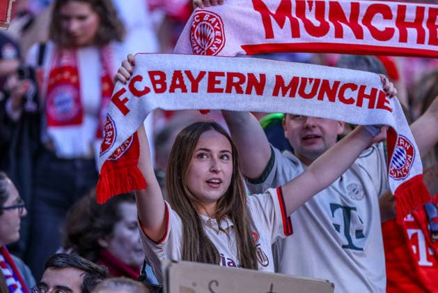 GER, Munich, Bayern Munich vs FC Barcelona, WomenÂs Champions League, Football, UEFA, Season 2025 2026, Allianz Arena, Semifinal, First leg in picture Fan Bayern Munich Women DFB DFL REGULATIONS PROHIBIT ANY USE OF PHOTOGRAPHS AS IMAGE SEQUENCES AND OR QUASI VIDEO, 25 04 2026 Copyright: HMBxMedia HendrikxHamelau