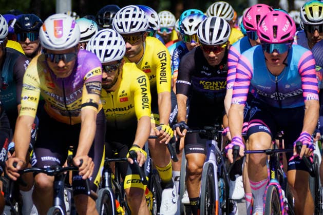 61st Presidential Cycling Tour of Turkiye IZMIR, TURKIYE - APRIL 26: Cyclists compete in the first stage of the 61st Presidential Cycling Tour of Turkiye, a 148-kilometer route from Cesme to Selcuk, on April 26, 2026 in Izmir, Turkiye. Held under the auspices of the Turkish Presidency and supported by the Turkish Youth and Sports Ministry, the 8-stage race is Turkiye s only event in the ProSeries category on the UCI Europe Tour calendar. Ahmet Serdar Eser Anadolu Izmir Turkey. Editorial use only. Please get in touch for any other usage.  Copyright: x2026xAnadoluxAhmetxSerdarxEserx