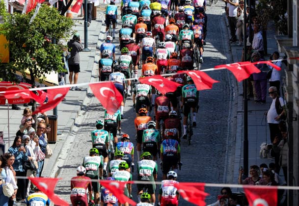61st Presidential Cycling Tour of Turkiye IZMIR, TURKIYE - APRIL 26: Cyclists compete in the first stage of the 61st Presidential Cycling Tour of Turkiye, a 148-kilometer route from Cesme to Selcuk, on April 26, 2026 in Izmir, Turkiye. Held under the auspices of the Turkish Presidency and supported by the Turkish Youth and Sports Ministry, the 8-stage race is Turkiye s only event in the ProSeries category on the UCI Europe Tour calendar. Mahmut Serdar Alakus Anadolu Izmir Turkey. Editorial use only. Please get in touch for any other usage.  Copyright: x2026xAnadoluxMahmutxSerdarxAlakusx