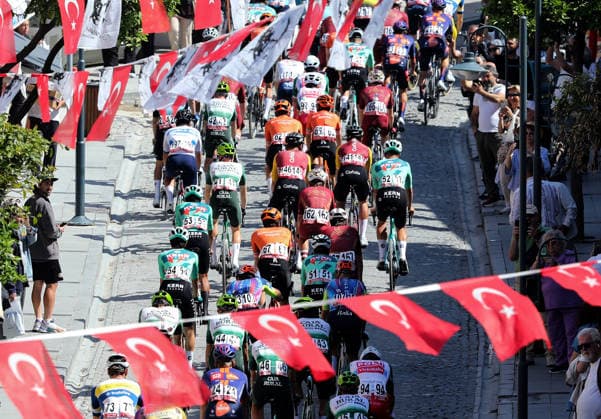 61st Presidential Cycling Tour of Turkiye IZMIR, TURKIYE - APRIL 26: Cyclists compete in the first stage of the 61st Presidential Cycling Tour of Turkiye, a 148-kilometer route from Cesme to Selcuk, on April 26, 2026 in Izmir, Turkiye. Held under the auspices of the Turkish Presidency and supported by the Turkish Youth and Sports Ministry, the 8-stage race is Turkiye s only event in the ProSeries category on the UCI Europe Tour calendar. Mahmut Serdar Alakus Anadolu Izmir Turkey. Editorial use only. Please get in touch for any other usage.  Copyright: x2026xAnadoluxMahmutxSerdarxAlakusx