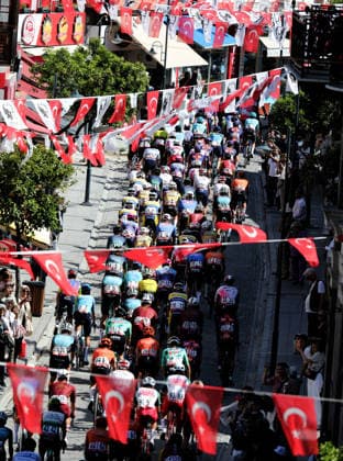 61st Presidential Cycling Tour of Turkiye IZMIR, TURKIYE - APRIL 26: Cyclists compete in the first stage of the 61st Presidential Cycling Tour of Turkiye, a 148-kilometer route from Cesme to Selcuk, on April 26, 2026 in Izmir, Turkiye. Held under the auspices of the Turkish Presidency and supported by the Turkish Youth and Sports Ministry, the 8-stage race is Turkiye s only event in the ProSeries category on the UCI Europe Tour calendar. Mahmut Serdar Alakus Anadolu Izmir Turkey. Editorial use only. Please get in touch for any other usage.  Copyright: x2026xAnadoluxMahmutxSerdarxAlakusx