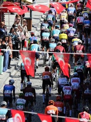 61st Presidential Cycling Tour of Turkiye IZMIR, TURKIYE - APRIL 26: Cyclists compete in the first stage of the 61st Presidential Cycling Tour of Turkiye, a 148-kilometer route from Cesme to Selcuk, on April 26, 2026 in Izmir, Turkiye. Held under the auspices of the Turkish Presidency and supported by the Turkish Youth and Sports Ministry, the 8-stage race is Turkiye s only event in the ProSeries category on the UCI Europe Tour calendar. Mahmut Serdar Alakus Anadolu Izmir Turkey. Editorial use only. Please get in touch for any other usage.  Copyright: x2026xAnadoluxMahmutxSerdarxAlakusx