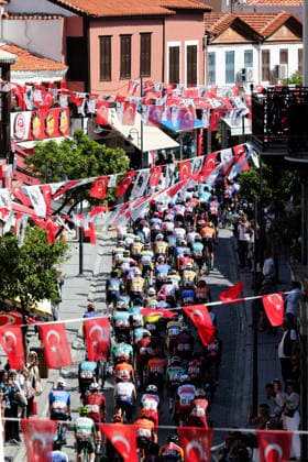 61st Presidential Cycling Tour of Turkiye IZMIR, TURKIYE - APRIL 26: Cyclists compete in the first stage of the 61st Presidential Cycling Tour of Turkiye, a 148-kilometer route from Cesme to Selcuk, on April 26, 2026 in Izmir, Turkiye. Held under the auspices of the Turkish Presidency and supported by the Turkish Youth and Sports Ministry, the 8-stage race is Turkiye s only event in the ProSeries category on the UCI Europe Tour calendar. Mahmut Serdar Alakus Anadolu Izmir Turkey. Editorial use only. Please get in touch for any other usage.  Copyright: x2026xAnadoluxMahmutxSerdarxAlakusx