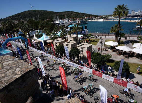 61st Presidential Cycling Tour of Turkiye IZMIR, TURKIYE - APRIL 26: Cyclists compete in the first stage of the 61st Presidential Cycling Tour of Turkiye, a 148-kilometer route from Cesme to Selcuk, on April 26, 2026 in Izmir, Turkiye. Held under the auspices of the Turkish Presidency and supported by the Turkish Youth and Sports Ministry, the 8-stage race is Turkiye s only event in the ProSeries category on the UCI Europe Tour calendar. Mahmut Serdar Alakus Anadolu Izmir Turkey. Editorial use only. Please get in touch for any other usage.  Copyright: x2026xAnadoluxMahmutxSerdarxAlakusx