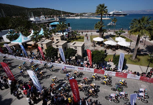 61st Presidential Cycling Tour of Turkiye IZMIR, TURKIYE - APRIL 26: Cyclists compete in the first stage of the 61st Presidential Cycling Tour of Turkiye, a 148-kilometer route from Cesme to Selcuk, on April 26, 2026 in Izmir, Turkiye. Held under the auspices of the Turkish Presidency and supported by the Turkish Youth and Sports Ministry, the 8-stage race is Turkiye s only event in the ProSeries category on the UCI Europe Tour calendar. Mahmut Serdar Alakus Anadolu Izmir Turkey. Editorial use only. Please get in touch for any other usage.  Copyright: x2026xAnadoluxMahmutxSerdarxAlakusx