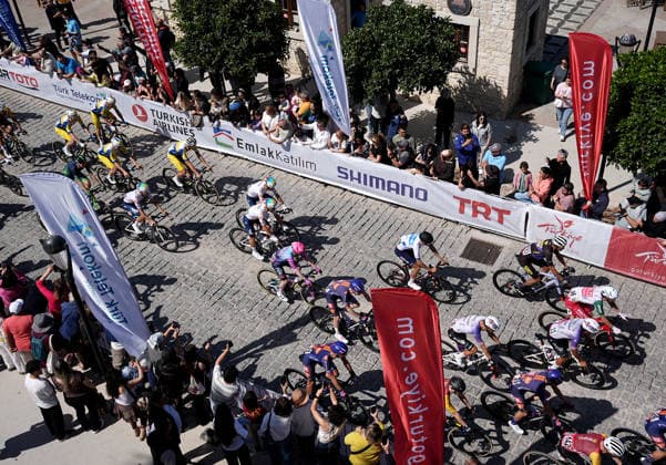 61st Presidential Cycling Tour of Turkiye IZMIR, TURKIYE - APRIL 26: Cyclists compete in the first stage of the 61st Presidential Cycling Tour of Turkiye, a 148-kilometer route from Cesme to Selcuk, on April 26, 2026 in Izmir, Turkiye. Held under the auspices of the Turkish Presidency and supported by the Turkish Youth and Sports Ministry, the 8-stage race is Turkiye s only event in the ProSeries category on the UCI Europe Tour calendar. Mahmut Serdar Alakus Anadolu Izmir Turkey. Editorial use only. Please get in touch for any other usage.  Copyright: x2026xAnadoluxMahmutxSerdarxAlakusx