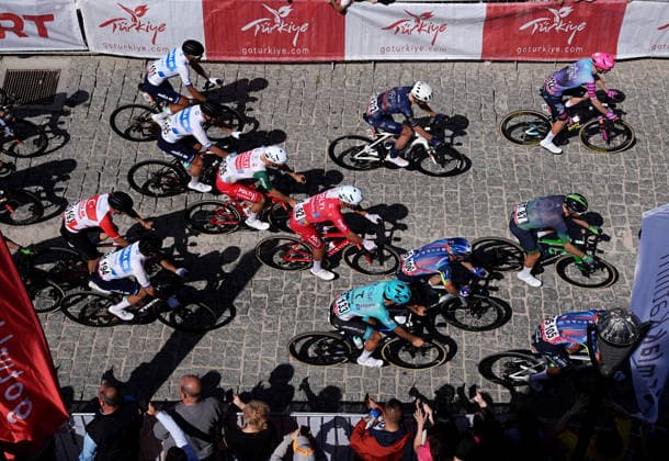 61st Presidential Cycling Tour of Turkiye IZMIR, TURKIYE - APRIL 26: Cyclists compete in the first stage of the 61st Presidential Cycling Tour of Turkiye, a 148-kilometer route from Cesme to Selcuk, on April 26, 2026 in Izmir, Turkiye. Held under the auspices of the Turkish Presidency and supported by the Turkish Youth and Sports Ministry, the 8-stage race is Turkiye s only event in the ProSeries category on the UCI Europe Tour calendar. Mahmut Serdar Alakus Anadolu Izmir Turkey. Editorial use only. Please get in touch for any other usage.  Copyright: x2026xAnadoluxMahmutxSerdarxAlakusx