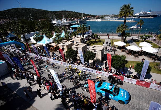 61st Presidential Cycling Tour of Turkiye IZMIR, TURKIYE - APRIL 26: Cyclists compete in the first stage of the 61st Presidential Cycling Tour of Turkiye, a 148-kilometer route from Cesme to Selcuk, on April 26, 2026 in Izmir, Turkiye. Held under the auspices of the Turkish Presidency and supported by the Turkish Youth and Sports Ministry, the 8-stage race is Turkiye s only event in the ProSeries category on the UCI Europe Tour calendar. Mahmut Serdar Alakus Anadolu Izmir Turkey. Editorial use only. Please get in touch for any other usage.  Copyright: x2026xAnadoluxMahmutxSerdarxAlakusx