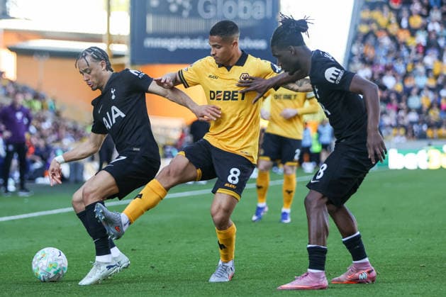 Wolverhampton Wanderers v Tottenham Hotspur - Premier League Joao Gomes of Wolverhampton Wanderers competes with Xavi Simons and Yves Bissouma of Tottenham Hotspur during the Premier League match between Wolverhampton Wanderers and Tottenham Hotspur at Molineux, Wolverhampton, on April 25, 2026. Wolverhampton West Midlands United Kingdom  Copyright: xMIxNewsx originalFilename:fletcher-wolverha260425_npU0v.jpg