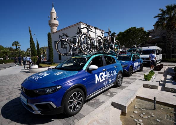 61st Presidential Cycling Tour of Turkiye IZMIR, TURKIYE - APRIL 26: Support vehicles carrying spare bicycles on their roofs are seen as cyclists compete in the first stage of the 61st Presidential Cycling Tour of Turkiye, a 148-kilometer route from Cesme to Selcuk, on April 26, 2026 in Izmir, Turkiye. Held under the auspices of the Turkish Presidency and supported by the Turkish Youth and Sports Ministry, the 8-stage race is Turkiye s only event in the ProSeries category on the UCI Europe Tour calendar. Mahmut Serdar Alakus Anadolu Izmir Turkey. Editorial use only. Please get in touch for any other usage.  Copyright: x2026xAnadoluxMahmutxSerdarxAlakusx