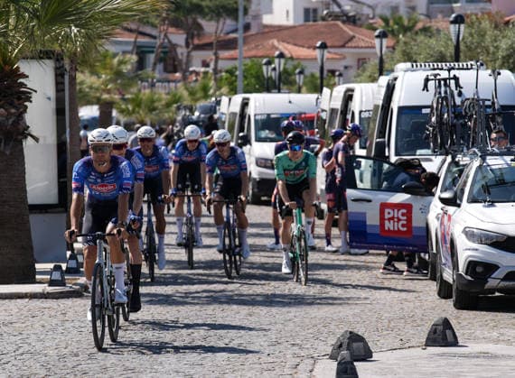 61st Presidential Cycling Tour of Turkiye IZMIR, TURKIYE - APRIL 26: Cyclists compete in the first stage of the 61st Presidential Cycling Tour of Turkiye, a 148-kilometer route from Cesme to Selcuk, on April 26, 2026 in Izmir, Turkiye. Held under the auspices of the Turkish Presidency and supported by the Turkish Youth and Sports Ministry, the 8-stage race is Turkiye s only event in the ProSeries category on the UCI Europe Tour calendar. Mahmut Serdar Alakus Anadolu Izmir Turkey. Editorial use only. Please get in touch for any other usage.  Copyright: x2026xAnadoluxMahmutxSerdarxAlakusx