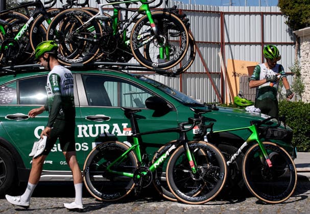 61st Presidential Cycling Tour of Turkiye IZMIR, TURKIYE - APRIL 26: Support vehicles carrying spare bicycles on their roofs are seen as cyclists compete in the first stage of the 61st Presidential Cycling Tour of Turkiye, a 148-kilometer route from Cesme to Selcuk, on April 26, 2026 in Izmir, Turkiye. Held under the auspices of the Turkish Presidency and supported by the Turkish Youth and Sports Ministry, the 8-stage race is Turkiye s only event in the ProSeries category on the UCI Europe Tour calendar. Mahmut Serdar Alakus Anadolu Izmir Turkey. Editorial use only. Please get in touch for any other usage.  Copyright: x2026xAnadoluxMahmutxSerdarxAlakusx