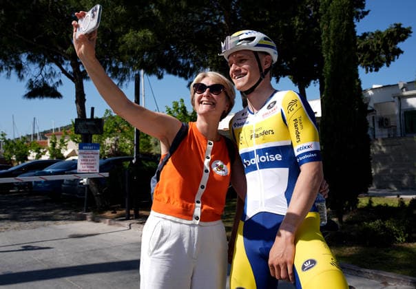 61st Presidential Cycling Tour of Turkiye IZMIR, TURKIYE - APRIL 26: A woman takes a selfie with a cyclist after the first stage of the 61st Presidential Cycling Tour of Turkiye, a 148-kilometer route from Cesme to Selcuk, on April 26, 2026 in Izmir, Turkiye. Held under the auspices of the Turkish Presidency and supported by the Turkish Youth and Sports Ministry, the 8-stage race is Turkiye s only event in the ProSeries category on the UCI Europe Tour calendar. Mahmut Serdar Alakus Anadolu Izmir Turkey. Editorial use only. Please get in touch for any other usage.  Copyright: x2026xAnadoluxMahmutxSerdarxAlakusx
