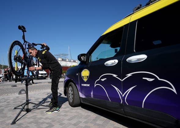 61st Presidential Cycling Tour of Turkiye IZMIR, TURKIYE - APRIL 26: An official is inspecting a race bike as cyclists compete in the first stage of the 61st Presidential Cycling Tour of Turkiye, a 148-kilometer route from Cesme to Selcuk, on April 26, 2026 in Izmir, Turkiye. Held under the auspices of the Turkish Presidency and supported by the Turkish Youth and Sports Ministry, the 8-stage race is Turkiye s only event in the ProSeries category on the UCI Europe Tour calendar. Mahmut Serdar Alakus Anadolu Izmir Turkey. Editorial use only. Please get in touch for any other usage.  Copyright: x2026xAnadoluxMahmutxSerdarxAlakusx