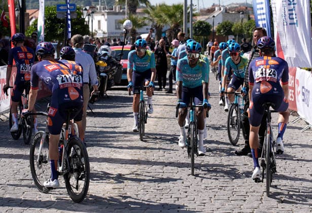 61st Presidential Cycling Tour of Turkiye IZMIR, TURKIYE - APRIL 26: Cyclists compete in the first stage of the 61st Presidential Cycling Tour of Turkiye, a 148-kilometer route from Cesme to Selcuk, on April 26, 2026 in Izmir, Turkiye. Held under the auspices of the Turkish Presidency and supported by the Turkish Youth and Sports Ministry, the 8-stage race is Turkiye s only event in the ProSeries category on the UCI Europe Tour calendar. Mahmut Serdar Alakus Anadolu Izmir Turkey. Editorial use only. Please get in touch for any other usage.  Copyright: x2026xAnadoluxMahmutxSerdarxAlakusx