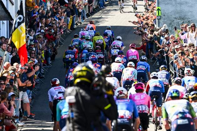 Liege Bastogne Liege 2026 Cycling Race LIEGE, BELGIUM - APRIL 26 : Illustration picture of the peloton climb of Saint-Roch during the 112th edition of Liege Bastogne Liege an UCI World Tour 1.UWT one day cycling road race for Men Elite of 260 km with start in Liege and finish in Liege on April 26, 2026 in Liege, Belgium, 26 04 2026 ( Motordriver Guy De Vuyst - Liege Belgium  Copyright: xVincentxKalutx