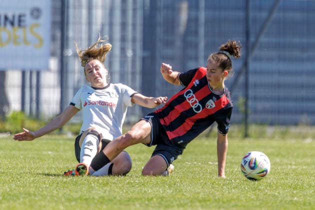 Ingolstadt, Germany 26 April 2026 2 Bundesliga Women 2025 2026 Sp 23 FC Ingolstadt 04 vs Borussia Mönchengladbach In the picture from left in the duel Sam Drissen BMG and Emma Kusch FCI ESV Stadion Bayern Copyright: xFotostandx xSchäferx