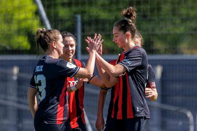 Ingolstadt, Germany 26 April 2026 2 Bundesliga Women 2025 2026 Sp 23 FC Ingolstadt 04 vs Borussia Mönchengladbach In the picture in the grape scorer Annika Kömm Koemm FCI cheers with her teammates after her goal for 1 0 ESV Stadion Bayern Copyright: xFotostandx xSchäferx
