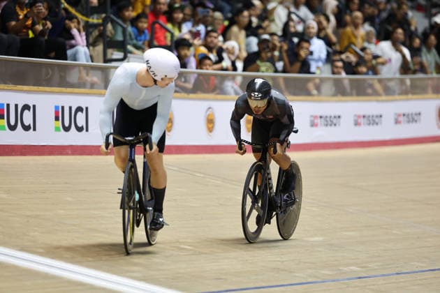 UCI Track World Cup: Nilai Picture by Alex Whitehead SWpix.com - 26 04 2026 - Cycling - UCI Track World Cup: Nilai - Velodrom Nasional Malaysia, Nilai, Malaysia - Men s Sprint - Final for Bronze - Mohd Azizulhasni Awang (Malaysia), Nikita Kiriltsev (AIN) Copyright: x xSWpix.comx(t axPhotographyxHubxLtd)xAlexxWhitehead SWpix.comx SWP-3030-13335