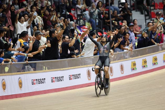 UCI Track World Cup: Nilai Picture by Alex Whitehead SWpix.com - 26 04 2026 - Cycling - UCI Track World Cup: Nilai - Velodrom Nasional Malaysia, Nilai, Malaysia - Men s Sprint - Final for Bronze - Mohd Azizulhasni Awang (Malaysia) wins the bronze medal Copyright: x xSWpix.comx(t axPhotographyxHubxLtd)xAlexxWhitehead SWpix.comx SWP-3030-13337