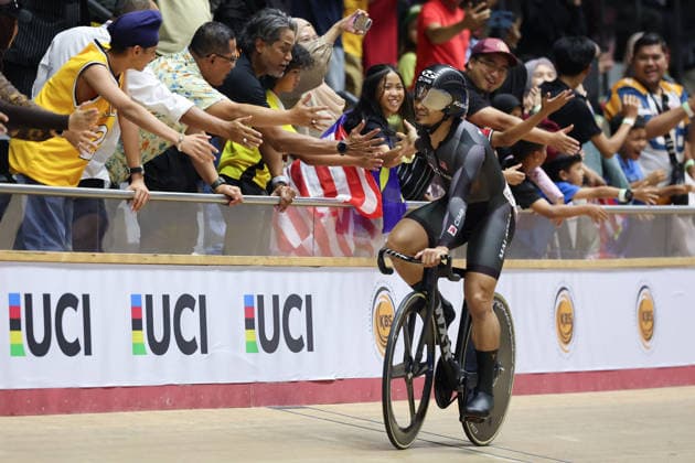 UCI Track World Cup: Nilai Picture by Alex Whitehead SWpix.com - 26 04 2026 - Cycling - UCI Track World Cup: Nilai - Velodrom Nasional Malaysia, Nilai, Malaysia - Men s Sprint - Final for Bronze - Mohd Azizulhasni Awang (Malaysia) wins the bronze medal Copyright: x xSWpix.comx(t axPhotographyxHubxLtd)xAlexxWhitehead SWpix.comx SWP-3030-13341