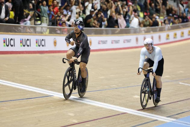 UCI Track World Cup: Nilai Picture by Alex Whitehead SWpix.com - 26 04 2026 - Cycling - UCI Track World Cup: Nilai - Velodrom Nasional Malaysia, Nilai, Malaysia - Men s Sprint - Final for Bronze - Mohd Azizulhasni Awang (Malaysia) wins the bronze medal, Nikita Kiriltsev (AIN) Copyright: x xSWpix.comx(t axPhotographyxHubxLtd)xAlexxWhitehead SWpix.comx SWP-3030-13342