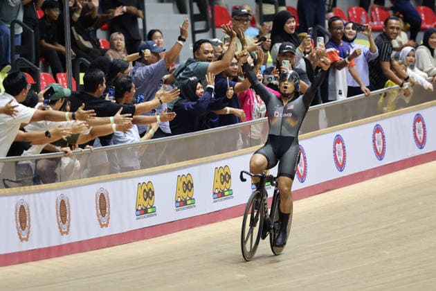 UCI Track World Cup: Nilai Picture by Alex Whitehead SWpix.com - 26 04 2026 - Cycling - UCI Track World Cup: Nilai - Velodrom Nasional Malaysia, Nilai, Malaysia - Men s Sprint - Final for Bronze - Mohd Azizulhasni Awang (Malaysia) wins the bronze medal Copyright: x xSWpix.comx(t axPhotographyxHubxLtd)xAlexxWhitehead SWpix.comx SWP-3030-13343