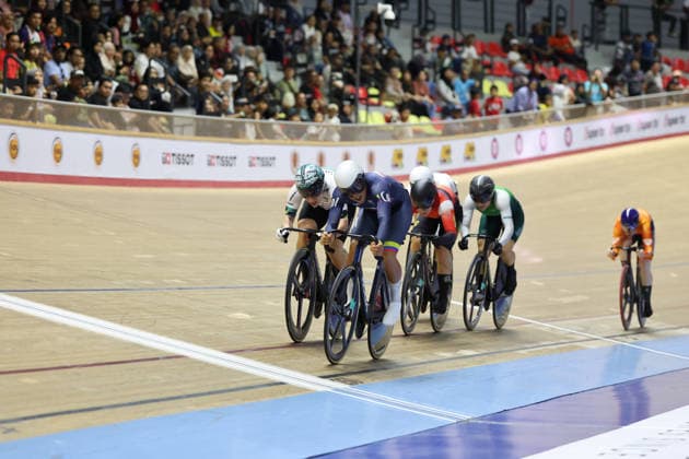 UCI Track World Cup: Nilai Picture by Alex Whitehead SWpix.com - 26 04 2026 - Cycling - UCI Track World Cup: Nilai - Velodrom Nasional Malaysia, Nilai, Malaysia - Women s Keirin - Finals - Final 1-6 For Gold - Stefany Lorena Cuadrado Florez (Colombia), Lauriane Genest (Canada) Copyright: x xSWpix.comx(t axPhotographyxHubxLtd)xAlexxWhitehead SWpix.comx SWP-3030-13358