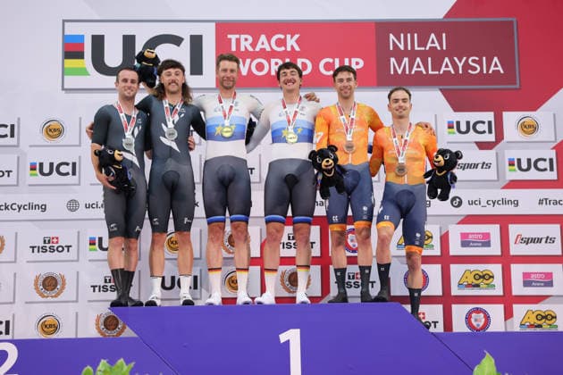 Sport Bilder des Tages UCI Track World Cup: Nilai Picture by Alex Whitehead SWpix.com - 26 04 2026 - Cycling - UCI Track World Cup: Nilai - Velodrom Nasional Malaysia, Nilai, Malaysia - Men s Madison Podium - Moritz Augenstein (Germany) and Roger Kluge (Germany) receiving the Gold Medal with George Jackson (New Zealand) and Thomas Sexton (New Zealand) receiving the Silver Medal and Yanne Dorenbos (Netherlands) and Vincent Hoppezak (Netherlands) receiving the Bronze Medal Copyright: x xSWpix.comx(t axPhotographyxHubxLtd)xAlexxWhitehead SWpix.comx SWP-3030-13365