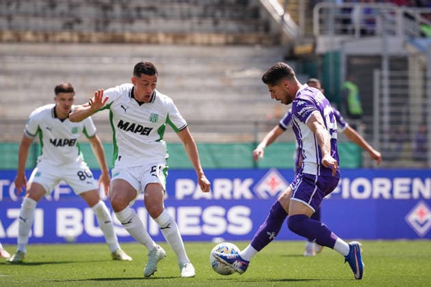 FiorentinaÕs Manor Solomon fights for the ball with SassuoloÕs Jay Idzes during the Serie A soccer match between Fiorentina and Sassuolo at the Artemio Franchi Stadium in Florence, north Italy - Sunday, April 26, 2026 -  Copyright: xMassimoxPaolone LaPressex