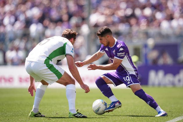 FiorentinaÕs Manor Solomon fights for the ball with SassuoloÕs Sebastian Walukiewicz during the Serie A soccer match between Fiorentina and Sassuolo at the Artemio Franchi Stadium in Florence, north Italy - Sunday, April 26, 2026 -  Copyright: xMassimoxPaolone LaPressex