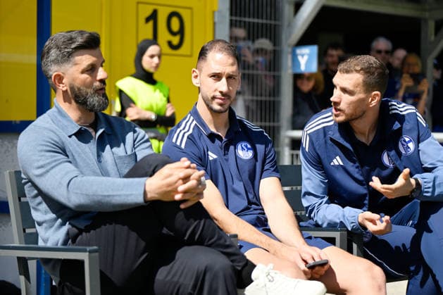 Paderborn, Home Deluxe Arena, 26 04 26, GER, Herren, 2 Bundesliga, Saison 2025 2026, SC Paderborn 07 FC Schalke 04 Bild v li Trainer Miron MUSLIC Schalke mit Edin DZEKO Schalke und Nikola KATIC Schalke fehlen verletzungsbedingt DFL regulations prohibit any use of photographs as image sequences and or quasi video NRW Deutschland