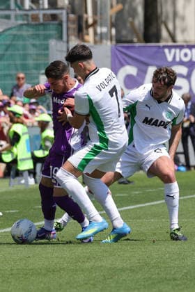 ACF Fiorentina v US Sassuolo Calcio - Serie A Manor Solomon of ACF Fiorentina and Cristian Volpato of US Sassuolo,battle for the ball during the Italian Serie A football match between ACF Fiorentina and US Sassuolo Calcio , on April 26 ,2026 at the Artemio-Franchi stadium in Florence. Firenze FI Italy  Copyright: xAndreaxMartinix originalFilename:martini-acffiore260426_npi15.jpg