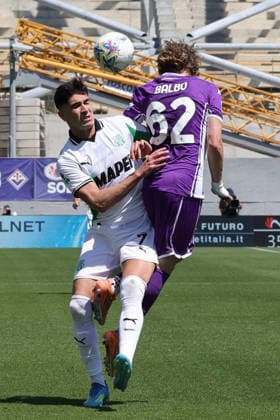 ACF Fiorentina v US Sassuolo Calcio - Serie A Luis Balbo of ACF Fiorentina and Cristian Volpato of US Sassuolo, battle for the ball during the Italian Serie A football match between ACF Fiorentina and US Sassuolo Calcio , on April 26 ,2026 at the Artemio-Franchi stadium in Florence. Firenze FI Italy  Copyright: xAndreaxMartinix originalFilename:martini-acffiore260426_np1al.jpg