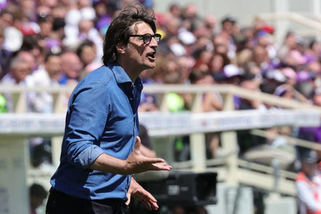 ACF Fiorentina v US Sassuolo Calcio - Serie A Head Coach Paolo Vanoli of ACF Fiorentina gestures during the Italian Serie A football match between ACF Fiorentina and US Sassuolo Calcio , on April 26 ,2026 at the Artemio-Franchi stadium in Florence. Firenze FI Italy  Copyright: xAndreaxMartinix originalFilename:martini-acffiore260426_npQuc.jpg