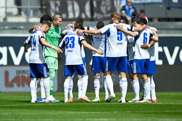 Paderborn, Home Deluxe Arena, 26 04 26, GER, Herren, 2 Bundesliga, Saison 2025 2026, SC Paderborn 07 FC Schalke 04 Bild Kreisbildung bei den Spielern des FC Schalke 04 DFL regulations prohibit any use of photographs as image sequences and or quasi video NRW Germany