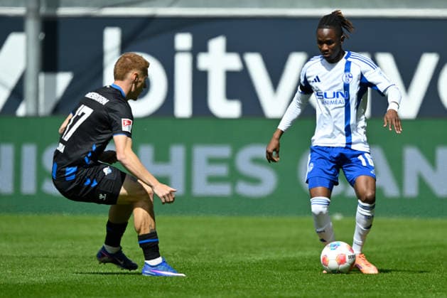 Paderborn, Home Deluxe Arena, 26 04 26, GER, Herren, 2 Bundesliga, Saison 2025 2026, SC Paderborn 07 FC Schalke 04 Bild v li im Zweikampf Laurin CURDA Paderborn und Moussa NDIAYE Schalke DFL regulations prohibit any use of photographs as image sequences and or quasi video NRW Deutschland