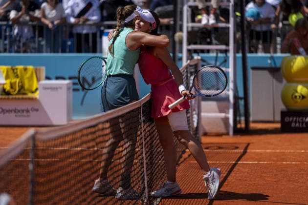 Mutua Madrid Open tennis tournament MADRID, SPAIN - APRIL 26: Argentina’s Solana Sierra (L) and Turkiye s Zeynep Sonmez (R) embrace at the net following the WTA, Tennis Damen women’s singles third-round match of the Mutua Madrid Open at Caja Magica in Madrid, Spain, on April 26, 2026. Alberto Gardin Anadolu Madrid Spain. Editorial use only. Please get in touch for any other usage.  Copyright: x2026xAnadoluxAlbertoxGardinx