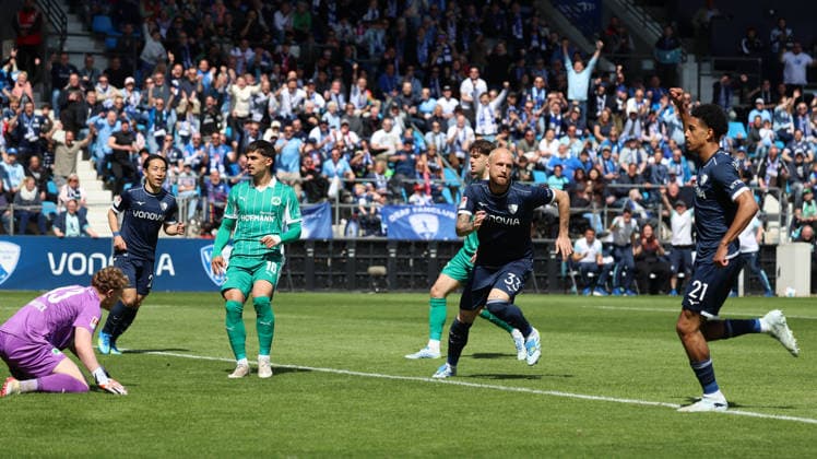 26 04 2026, xrekx, Fußball 2 Bundesliga, VfL Bochum SpVgg Greuther Fuerth v l Torjubel nach dem Tor zum celebrating the goal celebrate 1 0 durch Philipp Hofmann VfL Bochum DFL DFB REGULATIONS PROHIBIT ANY USE OF PHOTOGRAPHS as IMAGE SEQUENCES and or QUASI VIDEO Bochum