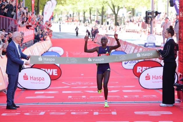 Sport Bilder des Tages 2026.04.26 xfsx 40.Haspa Marathon Hamburg v.l. Kipkoech Brillian (KEN) Siegerin 2026 *** 2026 04 26 xfsx 40 Haspa Marathon Hamburg v l Kipkoech Brillian KEN Winner 2026 Copyright: HMBxMedia FernandoxSoares